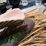 日本料理 TOBIUME - ⑤炭火焼き寒鰆(福岡県波津産、7.2kg)、稲藁燻し、自家製卸しポン酢を添えて
      産卵期は春～初夏、旬は秋～冬
      鰆は寒くなるほどに、大きくなるほどに、脂のりが良くなり、身の軟らかさが増し、美味しくなりま