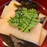 日本料理 TOBIUME - ②朝獲れ筍(福岡県合馬産)と若布(福岡県藍島産)、山椒の木の芽(山口県下関産)、利尻昆布の出汁のお椀
      筍の優しい甘み、若布の旨みのある甘み、山椒の木の芽の薫り、出汁を引き立てつつ穏やかに彩る春の旬