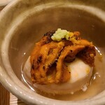 日本料理 TOBIUME - ⑦虎河豚白子(山口県下関産、3kg)と炭火炙り紫雲丹(福岡県産)、本葛(福岡県秋月、廣本葛本舗)
      紫雲丹の産卵期は初夏～晩夏、旬は初夏～晩夏
      穏やかな甘みが持ち味の紫雲丹を炙ると脱水され旨みが凝縮