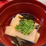 日本料理 TOBIUME - ②朝獲れ筍と若布、山椒の木の芽、利尻昆布(奥井海生堂1級、蔵囲い8年)の出汁のお椀
      蓋を外すと利尻昆布の薫りが立ち登る
      利尻昆布の出汁は透明感がありながらも輪郭がはっきりしたキレのある味わい