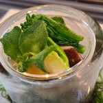 日本料理 TOBIUME - ②朝獲れ筍と若布、山椒の木の芽、利尻昆布(奥井海生堂1級、蔵囲い8年)の出汁のお椀
      蓋を外すと利尻昆布の薫りが立ち登る
      利尻昆布の出汁は透明感がありながらも輪郭がはっきりしたキレのある味わい