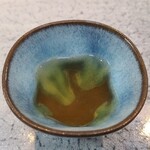 日本料理 TOBIUME - ①本日使った野菜の端を水出しで煮出したお茶
      料理で使った野菜の切れ端で抽出したお茶
      香りも味わいも優しい♪
      和フレンチの様なコースへの入り方ですね