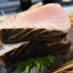 日本料理 TOBIUME - ⑤炭火焼き寒鰆(福岡県波津産、7.2kg)、稲藁燻し、自家製卸しポン酢を添えて
      稲藁で燻した燻香が鼻腔を抜け食欲を誘う
      絶妙な火入れで脂を活性化させ旨みを引出し、大振りポーションでガッツリと堪能