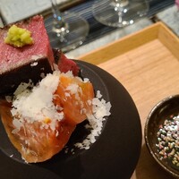 日本料理 TOBIUME - ⑧小倉牛(福岡県小倉産、梛野【なぎの】牧場、A5ランク)シャトーブリアンの炭火焼きステーキ、トマト、淡雪塩添えて
                    強過ぎない脂、豊かな旨み、牛肉特有のエグみも感じず、牛肉が苦手な私でも楽しめます♪
