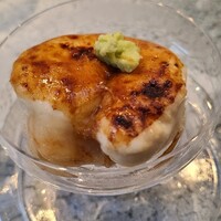 日本料理 TOBIUME - ④炭火焼き虎河豚白子(山口県下関産、3kg)、シャリ、海苔(有明海産)のマイクロ丼
                    産卵期は春～初夏、旬は冬～晩冬
                    焦げた醤油が芳ばしく香り、外の薄皮がモチッ、中はトロトロで濃厚クリーミー