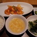 龍福小籠堂 - ◆休日ランチ　「海老チリセット」１３００円小龍包、デザートビュッフェ付き