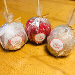 天使のりんご飴 - りんご飴右から紅茶・ラズベリー・プレーン