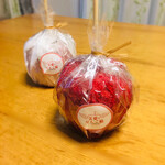 天使のりんご飴 - ラズベリーは、りんご飴プレーンにドライラズベリーパウダー（粗めの）がさらにコーティングされています♪