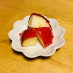 天使のりんご飴 - 飴のコーティングの厚さは、ナイス厚みですd(･∀︎<)