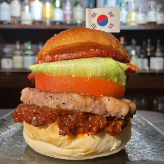 h World Burger - Korean Burger韓国の甘辛味噌「サムジャン」ベースのバーガー。