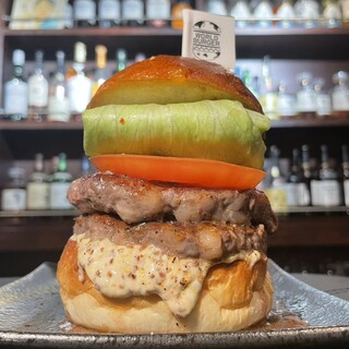 h World Burger - W WORLD BURGERステーキパテのダブルバーガー。肉好きには必ず試して欲しい肉の新世界。