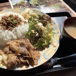 Yakiniku Horumon Sumigin - 牛カルビ飯（税別890円）