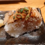 Gifu Hatsu Zushi - 穴子の巻寿司アップ
                        味は美味しいがご飯は潰れてしまっていて食感は悪い