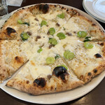Pizzeria Geco - シラスとそら豆とアンチョビのピザ。