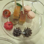 イタリアンレストラン Zucca - 小菓子　苺のパウンドケーキ、マカロン