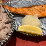 Sachi Fukuya Cafe - あごだし銀鮭の塩焼と大根おろし定食
                        2022/3 by みぃこのごはん日記