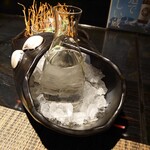 Ichizuya - 氷を敷いた上に置かれているので、お酒冷えています。
