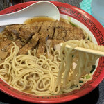 万世麺店 - 麺は中ぐらいの太さシンプル