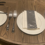 Peter Luger Steak House Tokyo - お皿は温めてある、よく気がついて取りかえてくれる