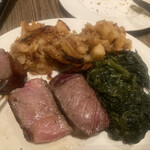 Peter Luger Steak House Tokyo - 付け合せに頼んだルーガーズ スペシャル ジャーマン フライドポテト1400円とクリームドスピナッチ1400円、ジャーマンポテトは玉ねぎと一緒に炒めてある。スピナッチはとてもまろやか。