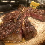 Peter Luger Steak House Tokyo - 厚さ3センチはあったトマホーク。部位はサーロインとヒレ。