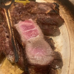 Peter Luger Steak House Tokyo - ミディアムレアがオススメとのことだったがミディアムにしてもらった。お皿が熱いのでお皿の上で火が通っていく。