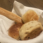 Peter Luger Steak House Tokyo - 肉が出てくる前にパンが出てくる。このオニオンパンが美味しかった。肉が美味しくなくなるので食べ過ぎ注意。