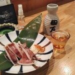 Oshinobi Izakaya Kinoshita - するめイカの一夜干し　500円と日本酒　加賀野井　１合　900円