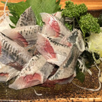 お魚処 うおとも - イワシの刺身 断面をよく見るとカンパチやブリに似てる