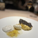 okas - デザートのココナッツ・トリュフ。