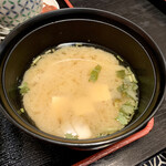 一富士 - 味噌汁。
      
      豆腐は大きくないが、
      何故かその存在感が大きく思えましたね…
      
      薄味でちょっと落ち着いた感じのお味。
