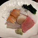 一富士 - 刺身盛り。
      種類は本文のとおり。
      いちばん良かったのは ハマチ！