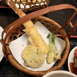 一富士 - 刺身定食だけども、天ぷら付き。
      種類は少ないけど、カゴに盛り付けている。