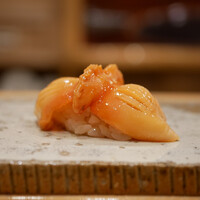 鮨 いとう - 赤貝（閖上）
                    一週間ほど泥を吐かせた閖上の一級品
                    軽やかな抜群の弾力から瑞々しくミネラルが広がり、その味をシャリがバランス良く引き立てる。
                    今まで食べた閖上の赤貝の中でも過去イチに美味い！