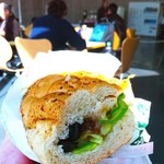 SUBWAY - 今日の得サブのハムサンド
                        朝買っておいた物なので、ビジュアル的には残念な画像(´Д` )でも美味しいよ