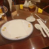 萬珍樓 本店 - セッティング、右奥に酸梅湯