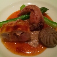 フレンチ割烹 宿 - フランス産ウズラ、フォアグラとトリュフの自家製パイ包み焼き