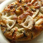 オーガニックパン工房　それいゆ - れんこんとアンチョビのガレット290円こちらも有機のれんこんが使われているよ。ひと口食べて、びっくり！れんこんの焼き加減が絶妙です。
      ボキはれんこんの食感が大好きなんだ～ちょうどいい塩加減だったよ。