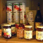 オーガニックパン工房　それいゆ - オーガニックなジュースやジャムやハチミツも売られているよ。
      