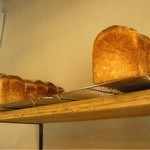 オーガニックパン工房　それいゆ - 焼きあがった食パンが棚の上で休まされてるね。
      
