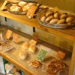 オーガニックパン工房　それいゆ - ボキらはお店についたのは３時少し前だったんだけど、すでにパンはかなり売れてしまったみたい・・・でも美味しそうなのがまだいっぱいあるぞ。