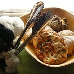 オーガニックパン工房　それいゆ - ちびつぬがマイ・トングを持ってきたよ。(写真では分かりにくいですがトングの先にスヌーピーの絵が描いてあります)