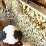 オーガニックパン工房　それいゆ - お店に入ると真っ先に目につく、いっぱいに積み上げられた薪。でもこれカウンターを仕切っている壁なんだよ。
      ちびつぬ「こんにちは～！」
      