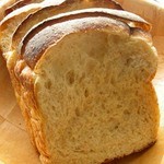 オーガニックパン工房　それいゆ - それいゆ20食パン　390円持って帰る間につぶれてしまいそうなくらい、ふわっふわなな食パンです。この食パンを食べてしまったら、他の食パンが食べられなくなっちゃうな・・・