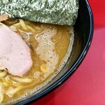 ラーメン 杉田家 - 直系の中ではマイルドな口当たりのスープ。