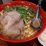 麺侍 誠 - 味噌とんこつラーメン、バター&コーントッピング