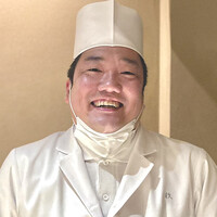杦 - ご主人の杉澤さんは、東京の『赤坂菊乃井』や京都『室町和久傳』で修業を積み、花見小路の「ろはん」という割烹の料理長を経て2018年に独立。店名の”杦”の字は杉澤氏の「杉」の異体字らしい。