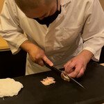 鮨駒 - 鯨ベーコンを切る