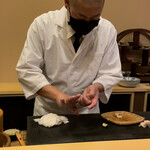 鮨駒 - 北寄貝を握る