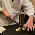 鮨駒 - 北寄貝を切る